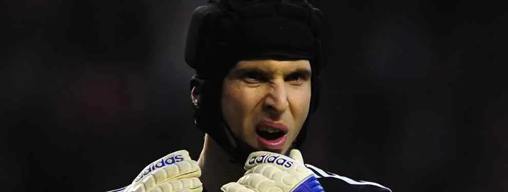 A Petr Cech le sigue molestando su casco... pero no le dejan quitárselo