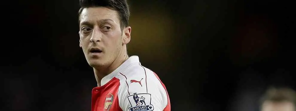 En Inglaterra atizan a David Moyes por criticar al gunner Mesut Özil