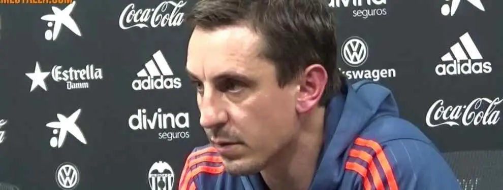 Neville lo niega todo ante la prensa pero siguen lloviendo rumores de fichajes
