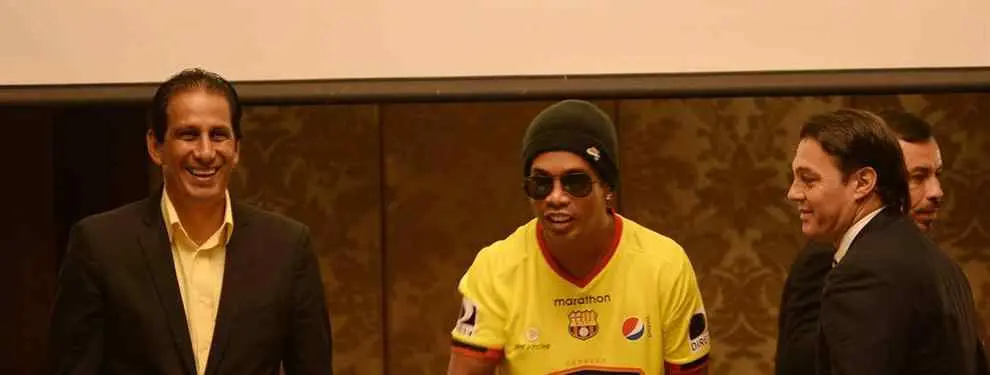 El autógrafo más extraño en el debut de Ronaldinho en el fútbol ecuatoriano