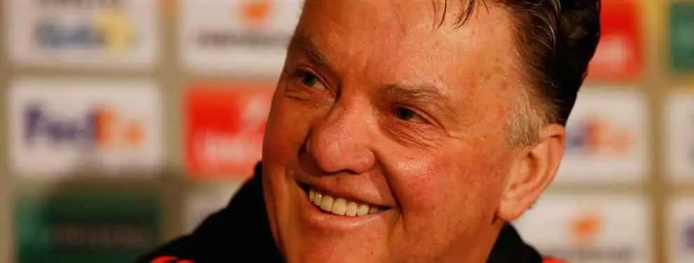 Louis van Gaal 'vive otro día' en Manchester y se ríe de su situación