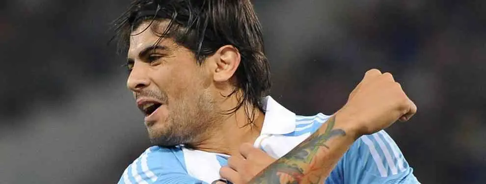 Banega llega a Argentina con un dolor de cabeza montado en casa