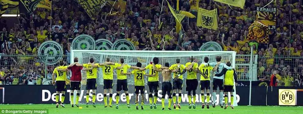 Así reaccionó la grada del Dortmund ante la muerte de un hincha en pleno partido