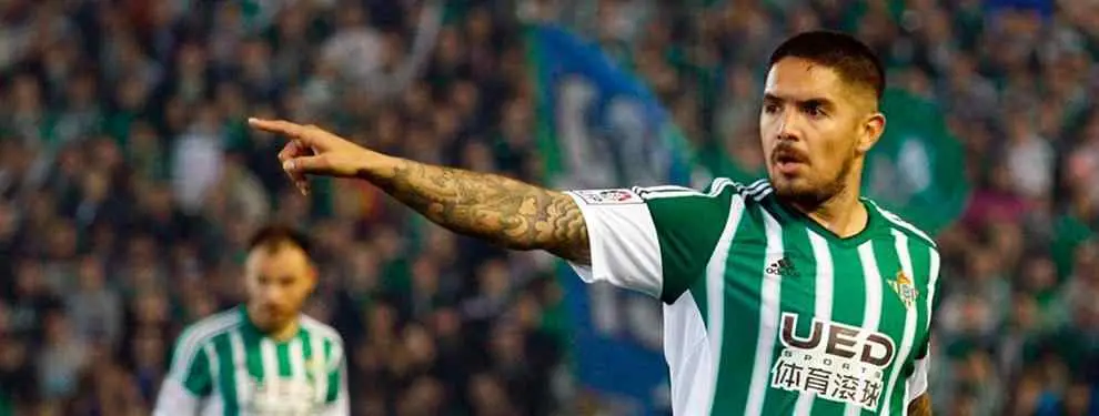 Juan Vargas se divierte con Perú mientras el Betis resuelve su dilema