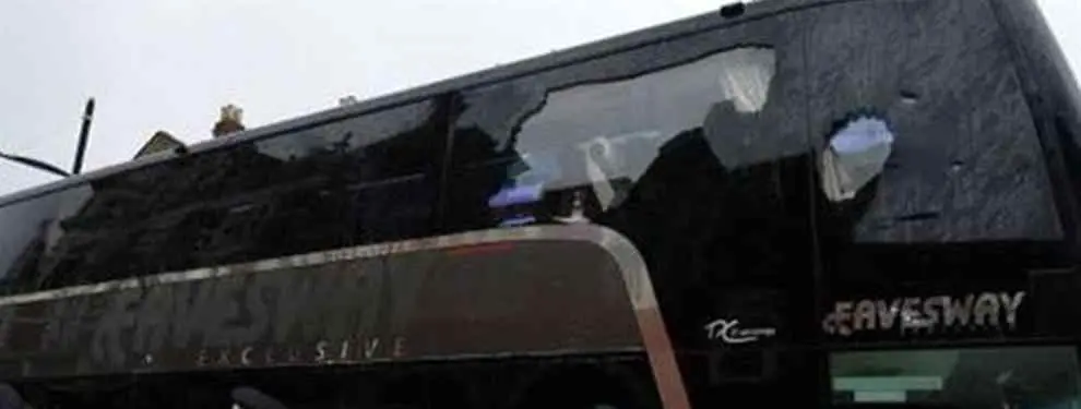 Inaudito: Jugadores de risas mientras hinchas apedrean el autobús del United