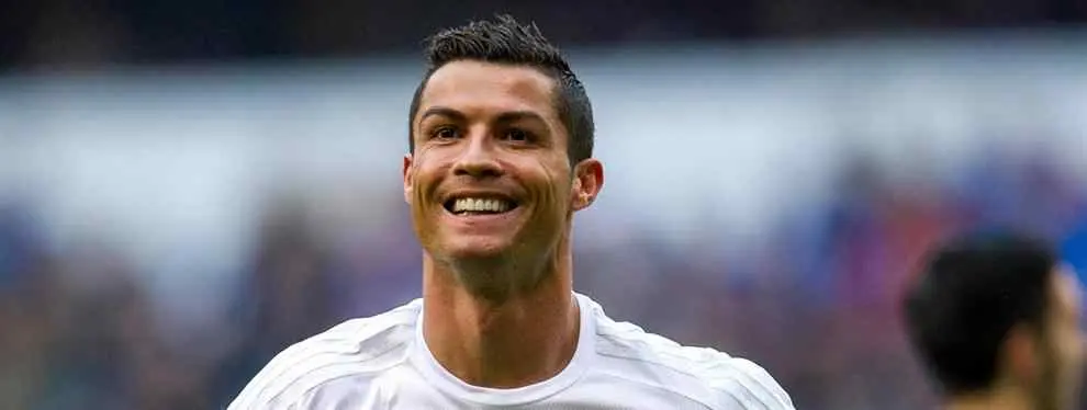 Cristiano Ronaldo pasa al ataque con Leo Messi