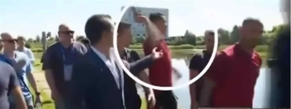 ¡Lío! Encontronazo entre CR7 y un periodista que acaba con su micro en un lago
