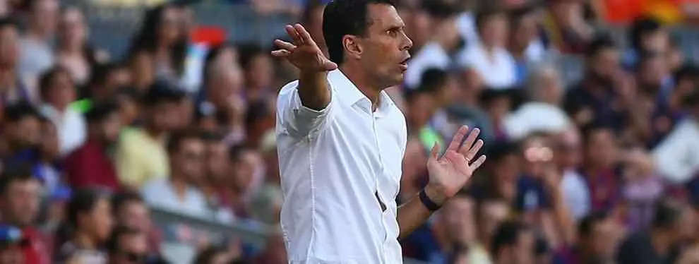 Poyet imita a Mou: con un ordenador ante la prensa para 'rajar'