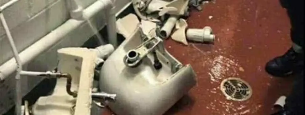 Así (de mal) dejaron los hinchas del City los baños de Old Trafford