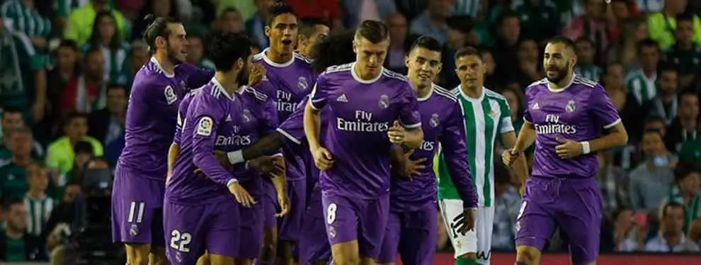 Los cuatro jugadores en la puerta de salida el Real Madrid
