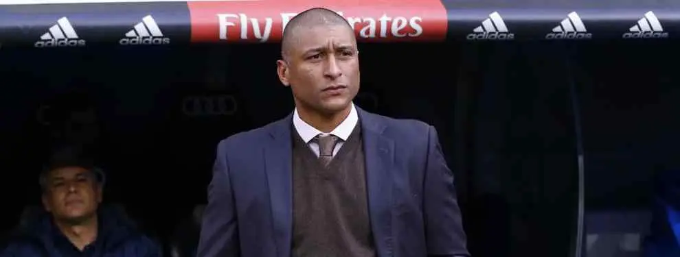 La lista 'en rojo' sobre la mesa del 'Gato' Romero en el vestuario del Málaga