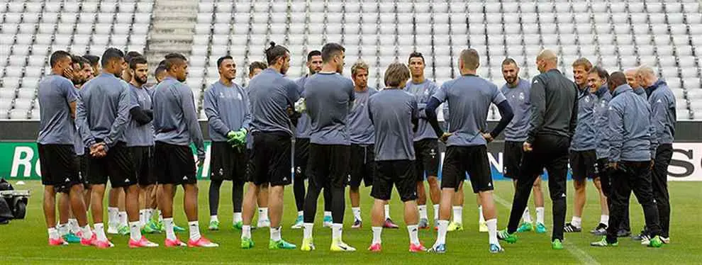 La reunión de última hora en el vestuario del Madrid (y el 'recadito' de Zidane a los pesos pesados)