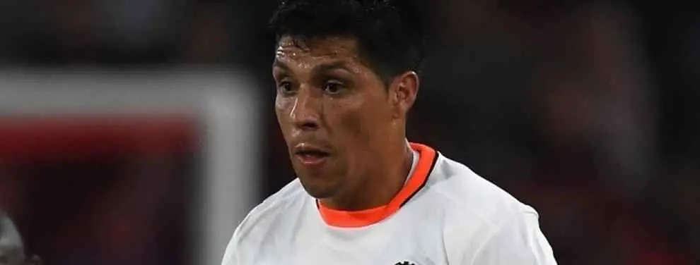 El nuevo entrenador del Valencia 'liquida' a Enzo Pérez por la espalda (y luego esconde la mano)