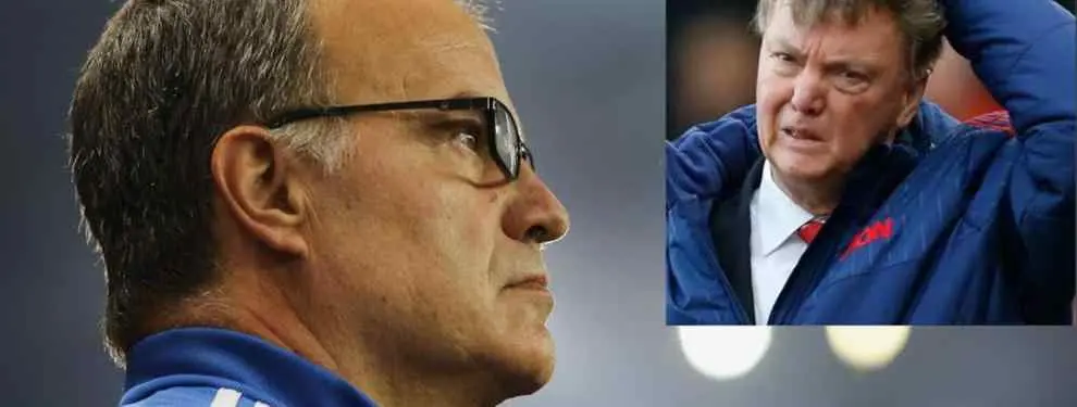 La última locura de Marcelo Bielsa tiene que ver con Louis Van Gaal (y no te la vas a creer)