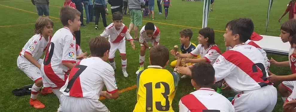 (VÍDEO) Los niños del Leioa y el Rayo en el gesto más solidario de 2017 (que aprendan algunos)