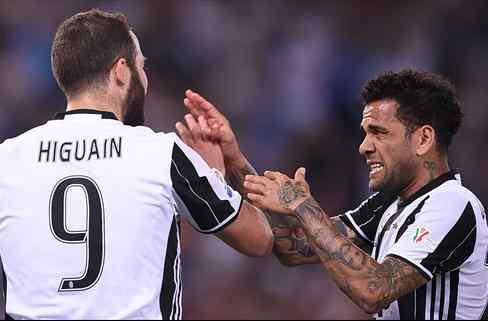 Higuaín lía la de Dios en la Juventus con un mensaje incendiario para Dani Alves