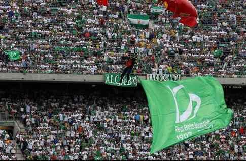 La afición del Betis sólo salva a cinco jugadores de la plantilla, con Ceballos y Adán al frente