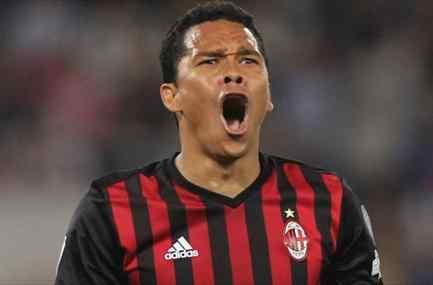 Lo que hay tras el "me quedo en el Milan" de Bacca: Juega a dos (y a tres) bandas con el Sevilla