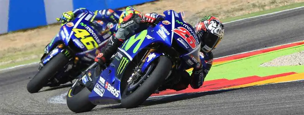 Valentino Rossi se ríe de Maverick Viñales en su cara (y el español de Yamaha traga con todo)