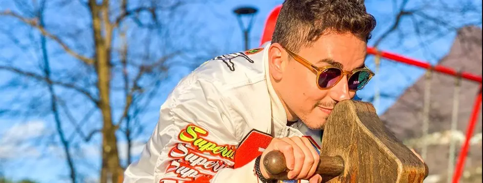 Jorge Lorenzo pone en su sitio a Valentino Rossi. ¡Sangre de campeón!