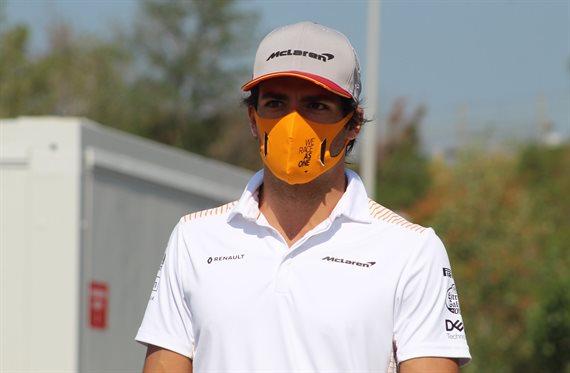 Carlos Sainz vuelve a señalar a McLaren: enfado tremendo en Ferrari