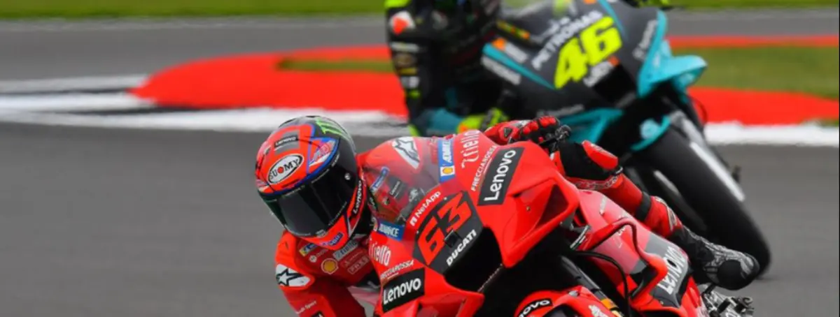 Valentino Rossi cae en el abismo y 'quiere empujar’ a Marc Márquez