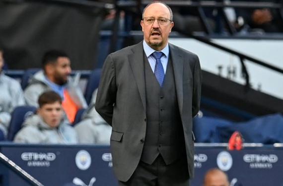 Lío en la Premier League: Rafa Benítez podría dejar los banquillos ya