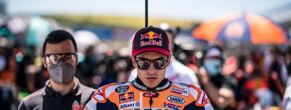 Marc Márquez señala a Fabio Quartararo y Pecco Bagnaia antes de Losail