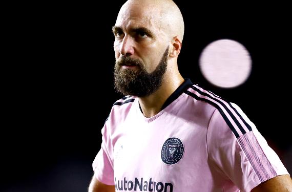 Ponen a caldo a Higuaín: "Es patético, no querría ser su compañero"