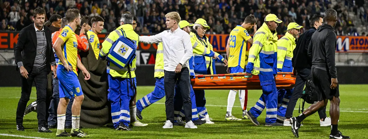 Menudo susto se llevaron en la Eredivisie: el portero chocó con el atacante y tuvo que ser reanimado