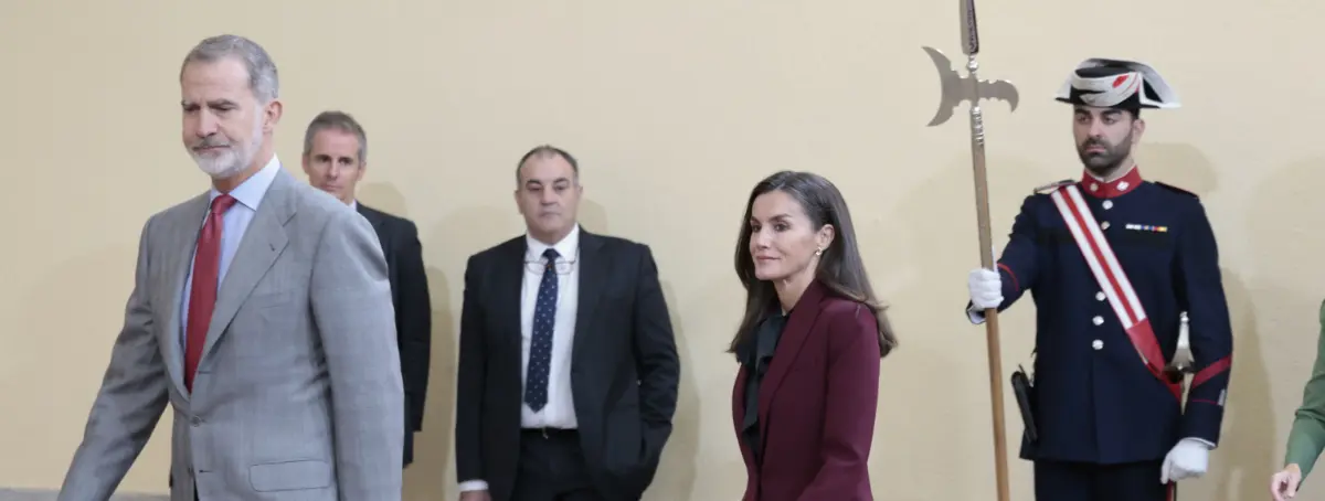 Felipe VI ordena a la escolta conducir hasta una gasolinera próxima a Zarzuela cuando discute con Letizia Felipe VI ordena a la escolta conducir hasta una gasolinera próxima a Zarzuela cuando discute con Letizia