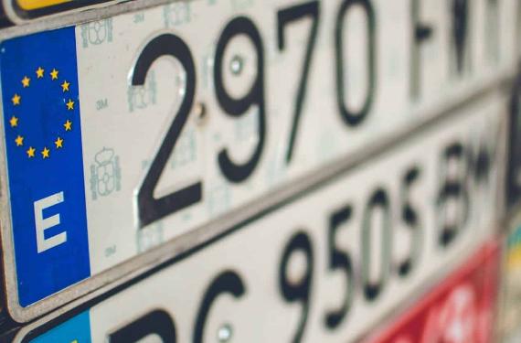 Por esto las matrículas de la DGT en España no llevan vocales