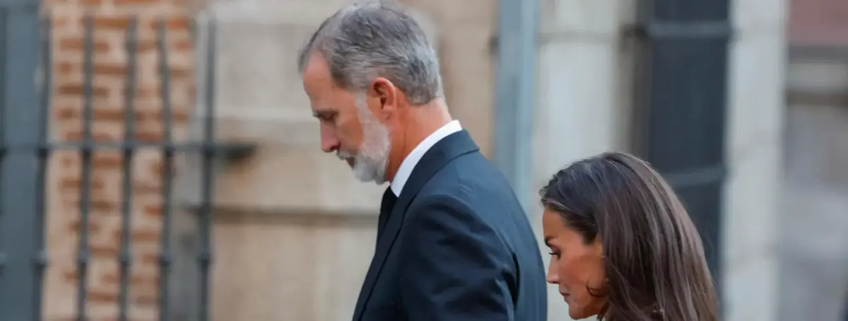Crisis sin precedentes entre Felipe VI y Letizia que acaba con la reina yéndose de madrugada de Zarzuela Crisis sin precedentes entre Felipe VI y Letizia que acaba con la reina yéndose de madrugada de Zarzuela