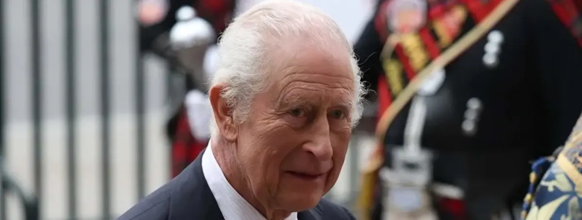 Carlos III hundido, no puede salir de casa y necesita atención médica las 24 horas