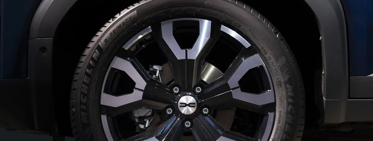 Si le quitas el logo pensarías que es de Mercedes o BMW