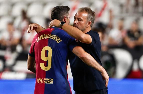 Robert Lewandowski, muy preocupado, le cuenta a Flick su problema con Raphinha