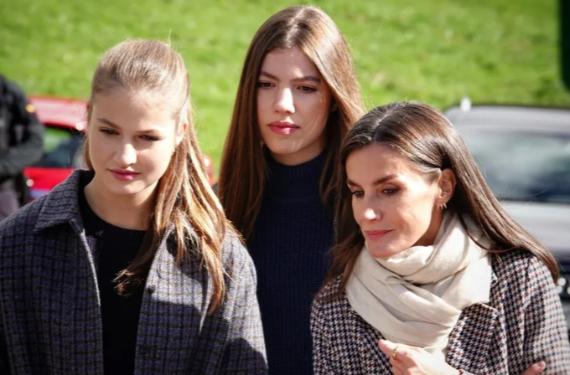 Los socios del Club Náutico de Palma sueltan pestes de Letizia y las niñas, especialmente de Leonor