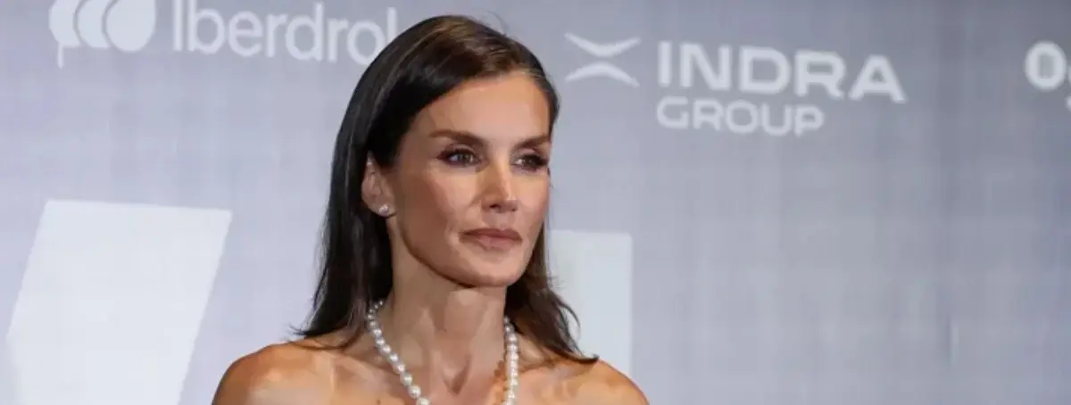 Letizia, irreconocible en Zarzuela, fuma, bebe y en bikini