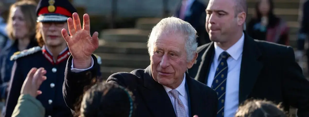 Carlos III acabó a lágrima viva la reunión con el Príncipe Harry