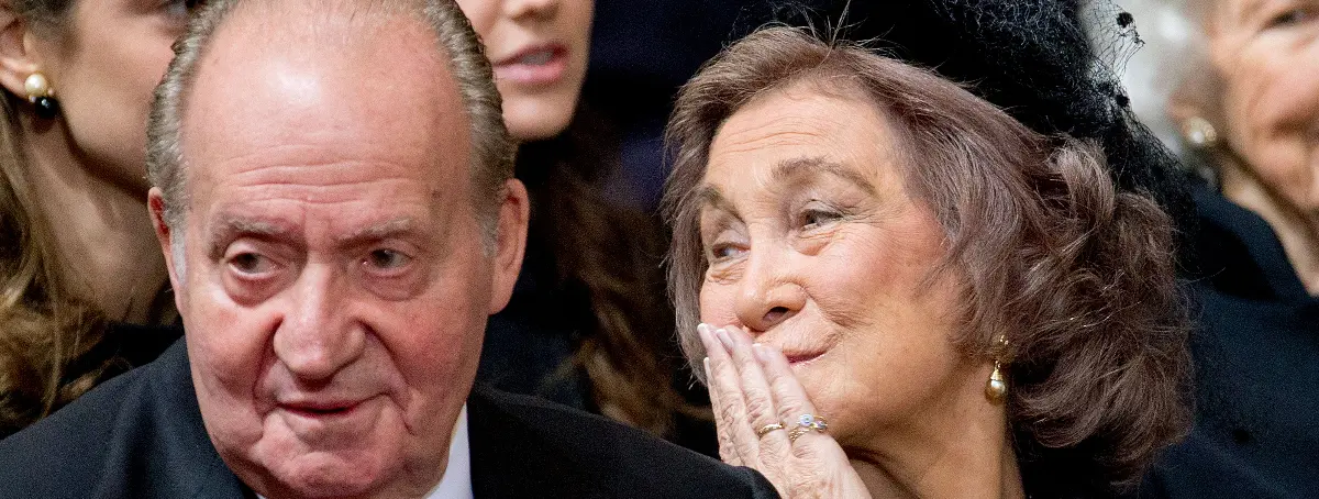 Juan Carlos I está muy preocupado por el verdadero estado de la reina Sofía, sus hijas le informan a diario