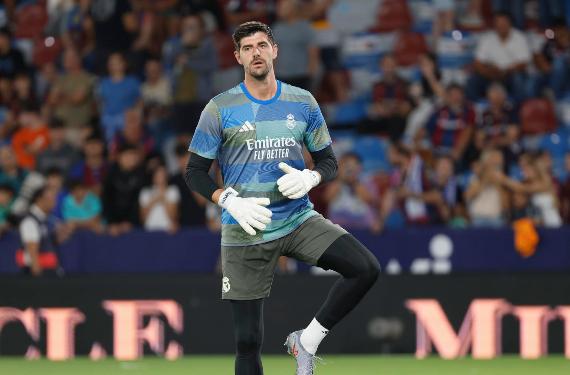 Courtois no se quejará, pero, por momentos, el Real Madrid juega con diez