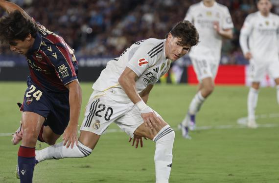 Fran García sigue en el Real Madrid, aunque no lo parezca, no juega; Florentino Pérez lo cambiará por 22 kilos