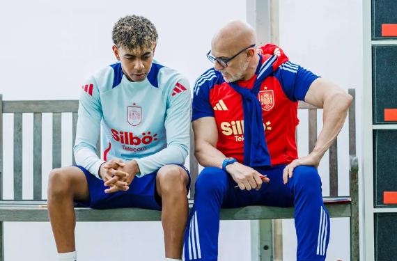 Luis de la Fuente, en el ajo, el movimiento que deja a Lamine Yamal fuera del Barça