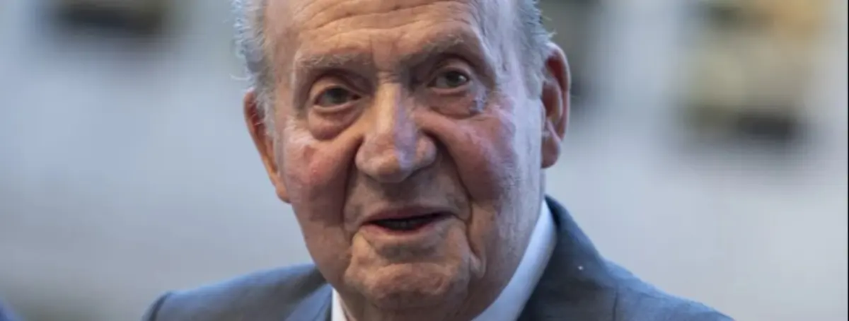 Juan Carlos I tiene de mascota un loro mudo que cuando abre la cresta deja ver los colores de España