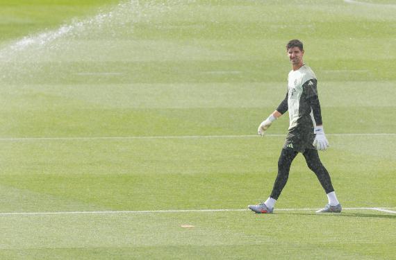 Courtois mueve los hilos, no es el único que cree que alinearlo contra el Liverpool es un error