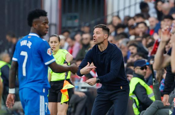 Vinicius la vuelve a liar, no lo quiere a su lado, cree que le perjudica, pero es intocable para Xabi Alonso