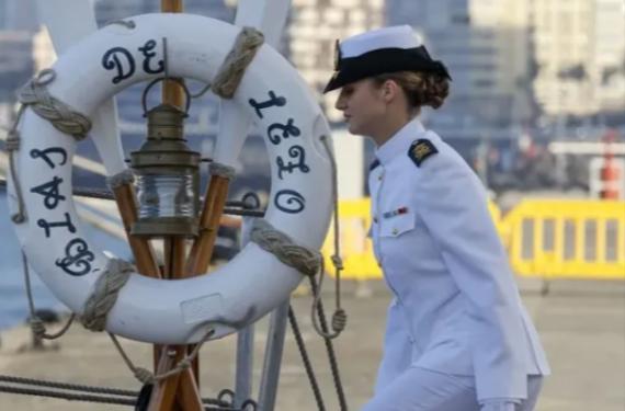 Oficiales de San Javier explican a sus familias que Leonor come a la carta