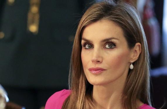 Letizia amenaza con no ir a la comida por el 50 aniversario de la democracia si va Juan Carlos I
