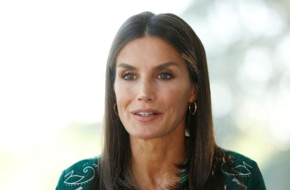 Letizia, contra Juan Carlos I: airea que va en silla de ruedas, se cae, necesita ayuda para ir al baño