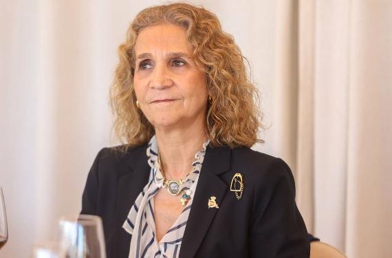 La infanta Elena, humillada por Letizia, también Cristina, en un rincón de la mesa con su padre, Juan Carlos I